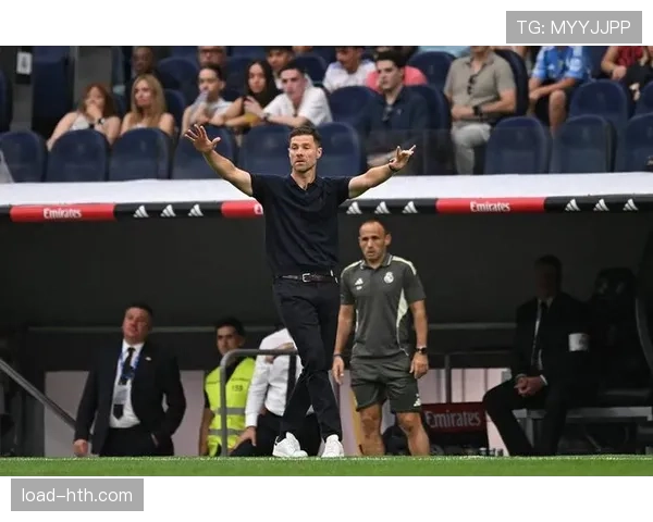 战术板：哈维的临场三后卫变阵，如何成功遏制了巴黎的边路攻势